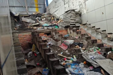 Станція швидкісного трамвая завалена сміттям. Кличко каже, що вона в «належному санітарному стані»