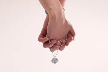 Бренд прикрас Ptashka та «Азов. Супровід» випустять прикрасу для підтримки звільнених з полону бійців