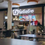 Тематичний стритфуд «Кебабця» у Львові. Там можна пограти в тетріс, поки чекаєш замовлення