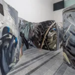 «Бій в окопі». На Центральному вокзалі відкрили інсталяцію у вигляді траншеї