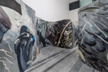 «Бій в окопі». На Центральному вокзалі відкрили інсталяцію у вигляді траншеї