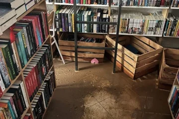 «Моя книжкова полиця» на Театральній відновила роботу після потопу. Як придбати «хвилясті» книжки