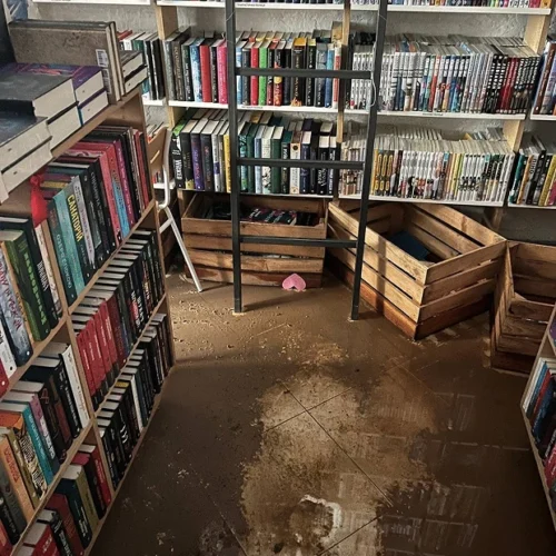 «Моя книжкова полиця» на Театральній відновила роботу після потопу. Як придбати «хвилясті» книжки