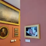 Активісти повісили в Луврі фото принца Ендрю після арешту