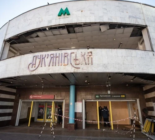 Люди до метро йдуть між машинами. «Пасажири Києва» закликають відкрити другий вихід на «Лук’янівській»