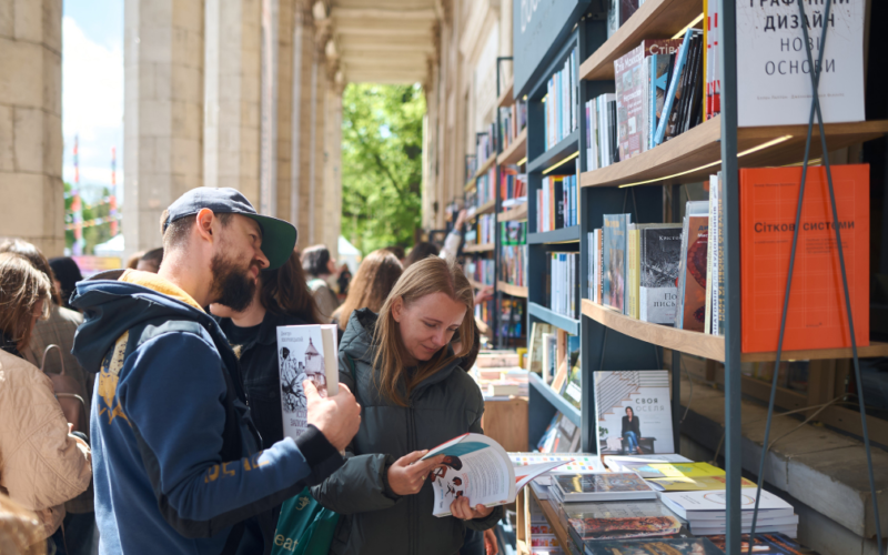 «Не народжені для війни» і «Мій прапор запісяв котик». Це довгий список премії книжкових блогерів від «Книжкової країни»