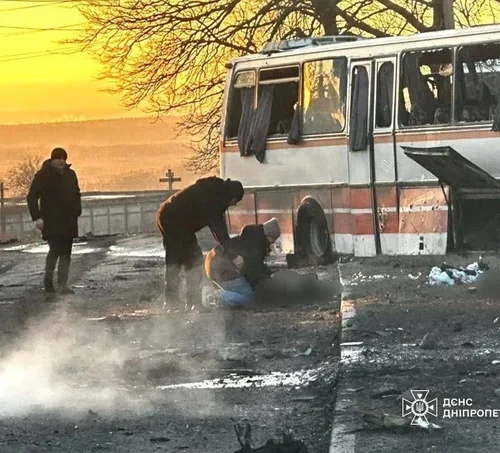 Російський дрон влучив поряд зі службовим автобусом на Дніпропетровщині: загинуло 15 людей