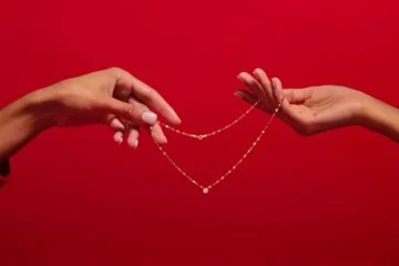 «Романтичний мотлох в обмін на діамант». На День святого Валентина у США обмінюватимуть подарунки від колишніх