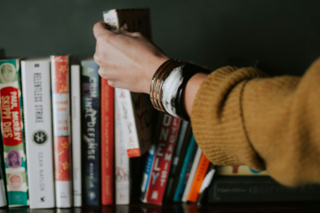 Книгарня «Сенс» передала книжки полярникам. Що читатимуть на станції «Академік Вернадський»