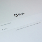 Чат-бот Grok перестав оголювати жінок на фото, але не чоловіків