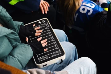 Це тактильний планшет, який допомагає незрячим фанатам «відчувати» «Супербоул»