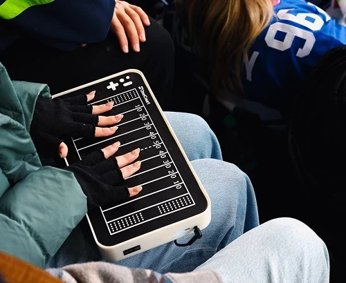 Це тактильний планшет, який допомагає незрячим фанатам «відчувати» «Супербоул»