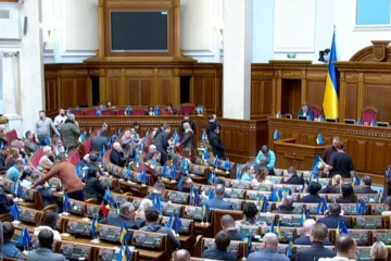Через масове отруєння депутатів Верховна Рада призупинила роботу до 24 лютого