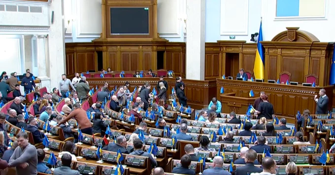 Через масове отруєння депутатів Верховна Рада призупинила роботу до 24 лютого