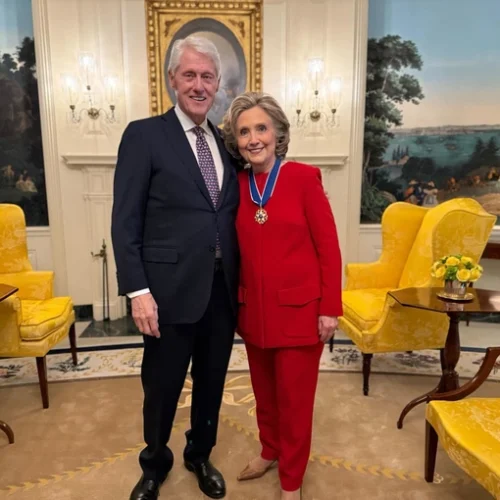 Білл Клінтон заявив, що «нічого не знав» про злочини Епштейна, під час слухань у Конгресі