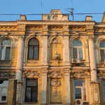 З фасаду будинку на Подолі активісти демонтували погруддя Пушкіна