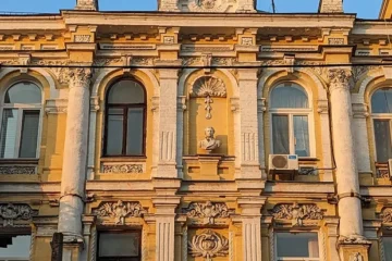 З фасаду будинку на Подолі активісти демонтували погруддя Пушкіна