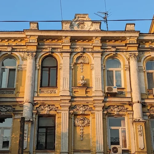 З фасаду будинку на Подолі активісти демонтували погруддя Пушкіна