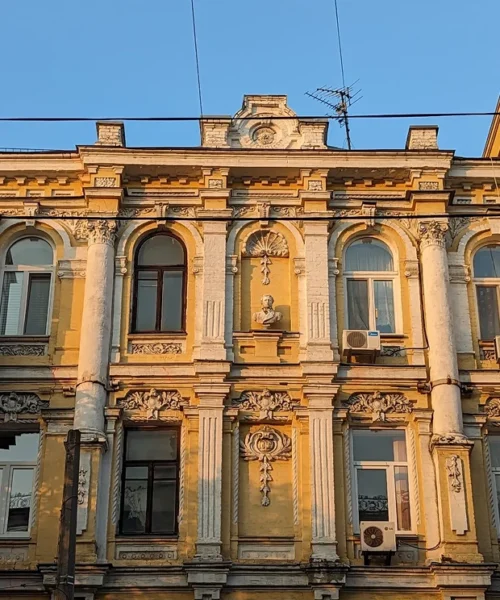 З фасаду будинку на Подолі активісти демонтували погруддя Пушкіна