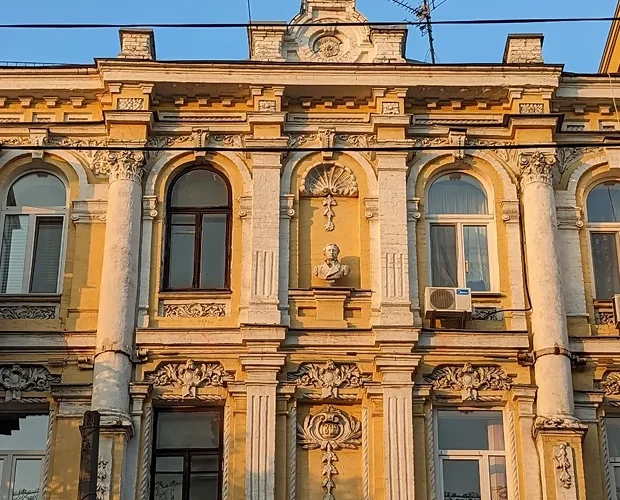 З фасаду будинку на Подолі активісти демонтували погруддя Пушкіна