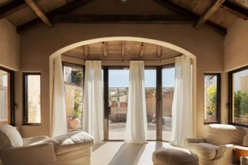 Том Йорк облаштував пентхаус у римській будівлі 19 століття: там відновили двері та гвинтові сходи