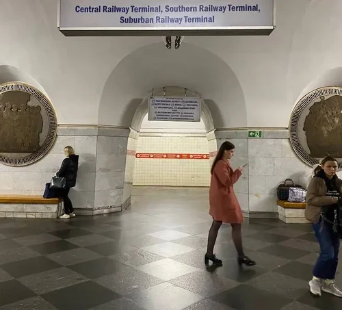 Бронзові медальйони на станції «Вокзальна» не можна демонтувати через статус пам’ятки