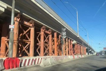 На Нивках під шляхопроводом встановили підпірки після ремонту за понад 200 мільйонів гривень