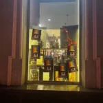 Книгарню, у якій мали презентувати книгу Melovinʼа, заклеїли гомофобними листівками