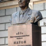 На пам’ятнику українському вченому Борису Патону збили російські літери