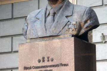 На пам’ятнику українському вченому Борису Патону збили російські літери