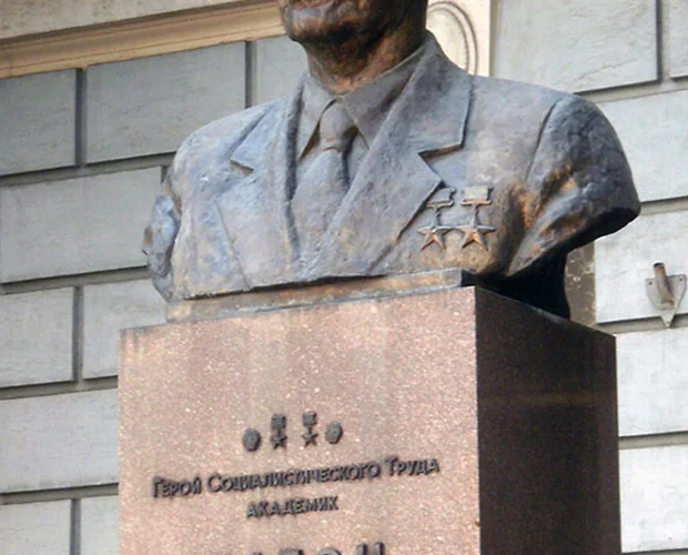 На пам’ятнику українському вченому Борису Патону збили російські літери