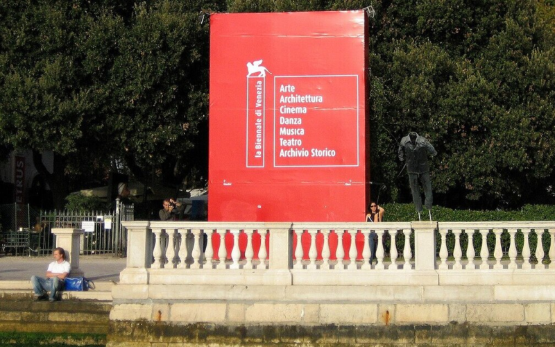 Єврокомісія пригрозила припинити грант Венеційській бієнале, якщо там відкриють павільйон Росії