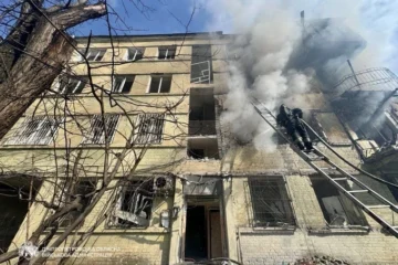 Росіяни вдарили по багатоповерхівці у Дніпрі. Є постраждалі