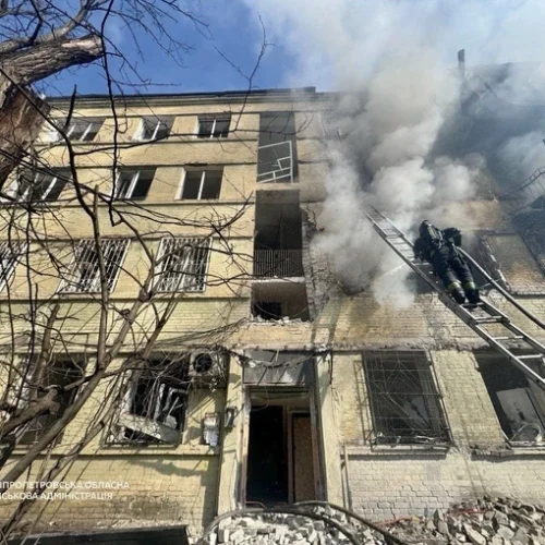 Росіяни вдарили по багатоповерхівці у Дніпрі. Є постраждалі