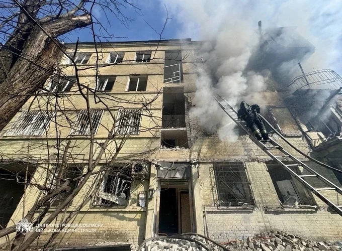 Росіяни вдарили по багатоповерхівці у Дніпрі. Є постраждалі