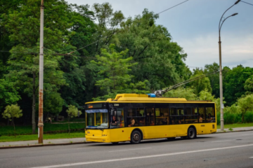 На лівому березі поступово почали запускати електротранспорт