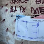 У Києві зʼявилися афіші, які можуть домальовувати перехожі