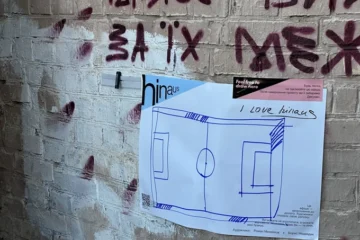 У Києві зʼявилися афіші, які можуть домальовувати перехожі