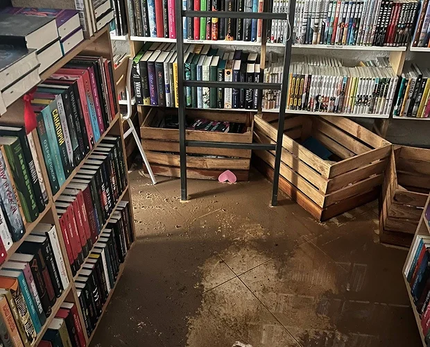 Книгарня «Моя книжкова полиця» на Театральній зачиняється після потопу