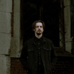 Дивіться кліп на франкомовну пісню Паліндрома Éclaire le chemin