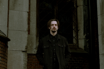 Дивіться кліп на франкомовну пісню Паліндрома Éclaire le chemin