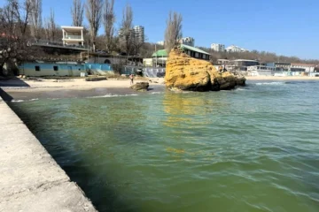 В Одесі море вкрилося жирними плямами. Імовірно, це пов’язано з російським обстрілом