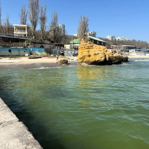 В Одесі море вкрилося жирними плямами. Імовірно, це пов’язано з російським обстрілом