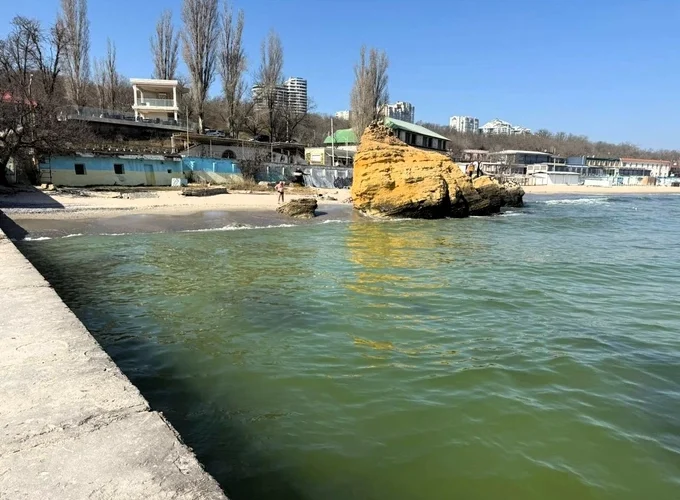 В Одесі море вкрилося жирними плямами. Імовірно, це пов’язано з російським обстрілом