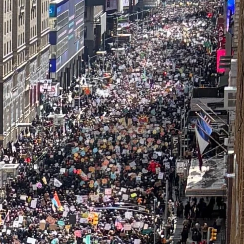 У США мільйони людей вийшли на протести «Без королів»