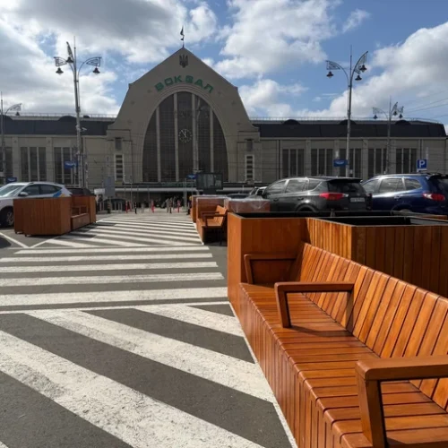 Перед Центральним вокзалом у Києві встановили «зелені» меблі