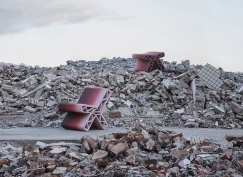 Студія перетворює будівельне сміття від знесеного села на міські меблі. Їх друкують на 3D-принтері