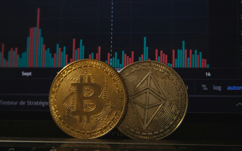 Біткоїн впав нижче 69 тисяч доларів через війну на Близькому Сході