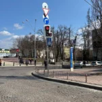 На Михайлівській площі з’явився перший у Києві світлофор із червоним колом. Що це означає