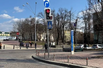 На Михайлівській площі з’явився перший у Києві світлофор із червоним колом. Що це означає